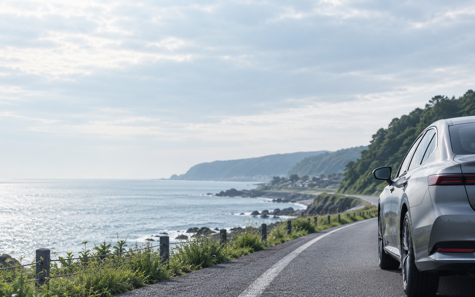 穏やかな海沿いの道と車